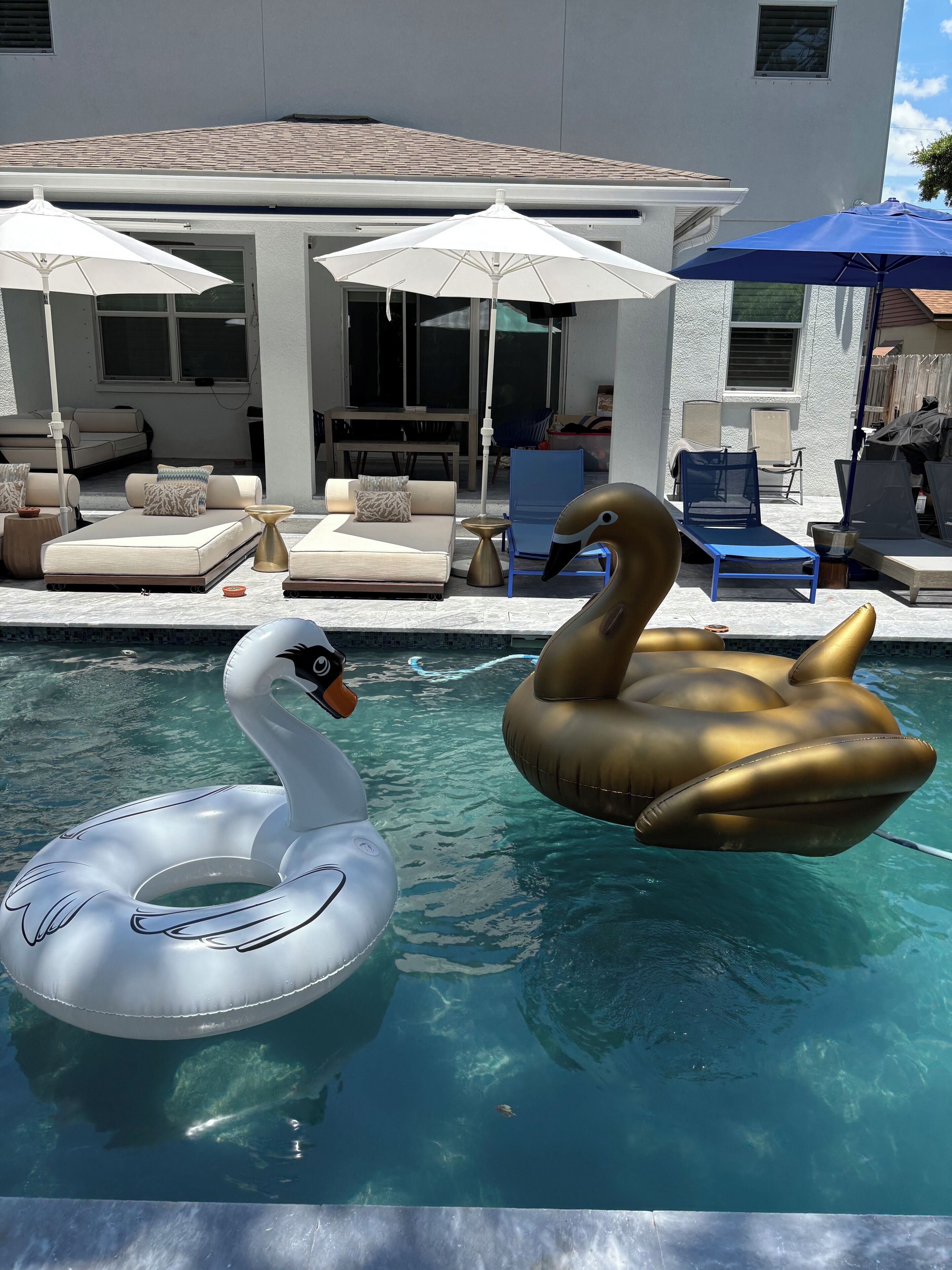 Een buitenzwembad en een verwarmd zwembad