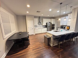 Fridge, microwave, oven, stovetop - Shaded heated Luxury salt-water pool & hot tub (Tampa)