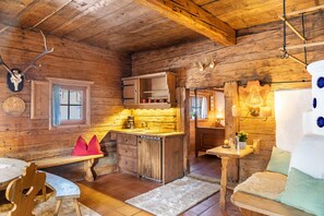 Interior - Apartment '01 Mühlfeldhof A3' with Mountain View, Shared Terrace and Wi-Fi (Kelchsau)