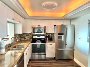 冷蔵庫、電子レンジ、オーブン、コンロ