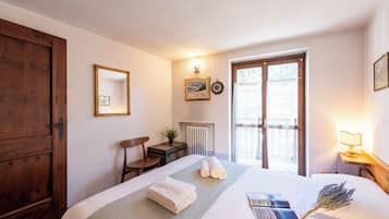 2 bedrooms, iron/ironing board, Internet, bed sheets