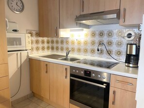 Frigorífico, microondas, horno y placa de cocina
