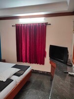 Ropa de cama hipoalergénica, escritorio, wifi gratis y ropa de cama