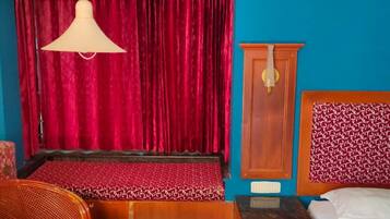 Single Room | Hypo-allergenic bedding, desk, free WiFi, bed sheets