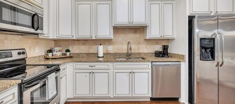 Minutes away from restaurants and activities and close to the beautiful Island beaches