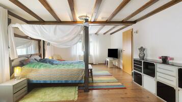 3 bedrooms, iron/ironing board, free WiFi, bed sheets