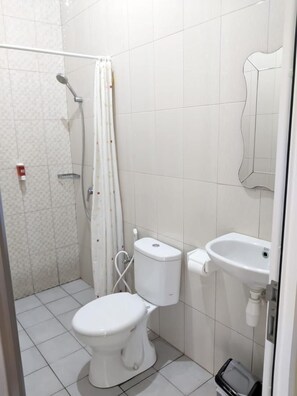 Standard Double or Twin Room, Park View | Bathroom | Towels - Amuya Home Stay (Waingapu)