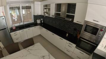 Frigorífico, microondas, horno y placa de cocina