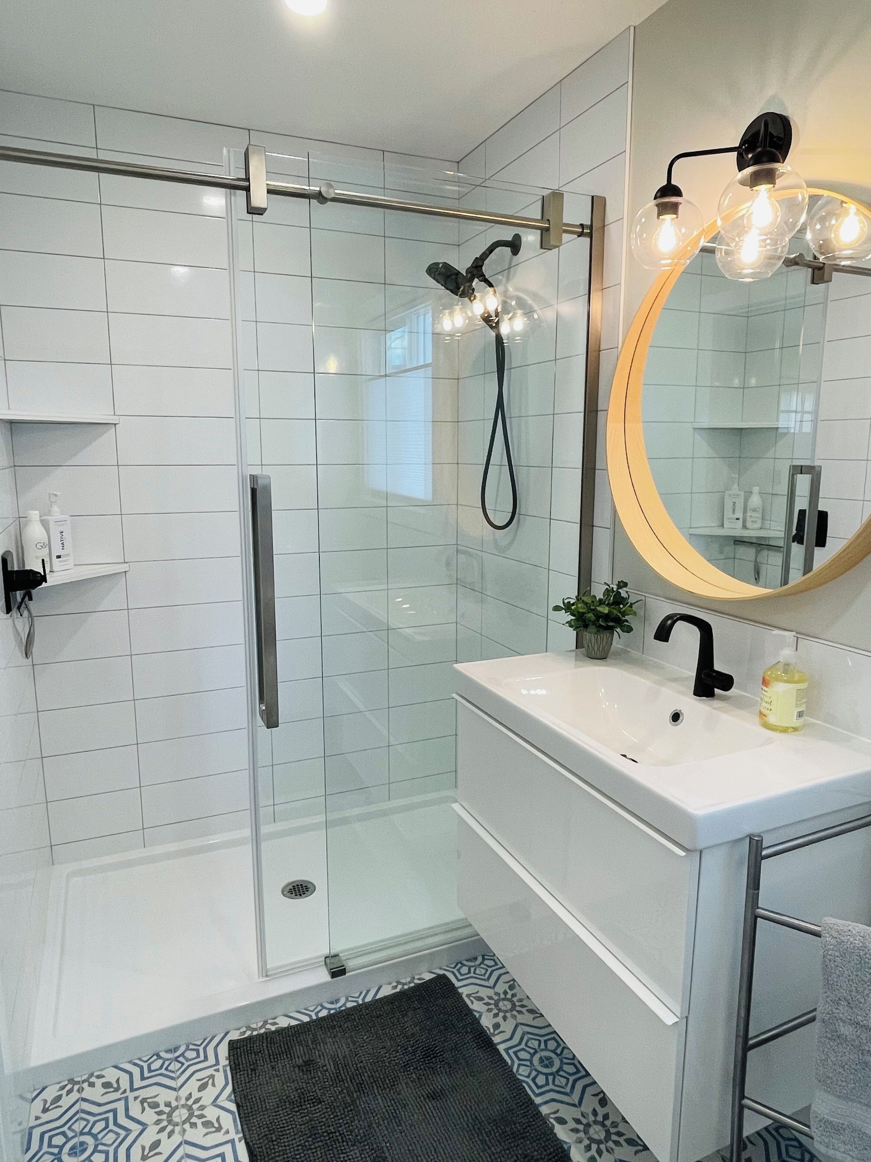 Douche, sèche-cheveux, serviettes fournies, savon