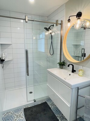 Douche, sèche-cheveux, serviettes fournies, savon