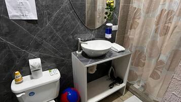Haartrockner, Handtücher, Seife, Shampoo