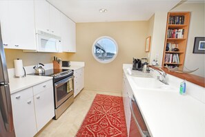 Fridge, microwave, oven, stovetop - South Financial District 2BD Condo w/ 1 Parking Space, Pool, & Fitness Center (San Francisco)