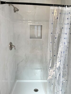 Shower, hair dryer, towels, soap - Apple Farm Paradise in Julian (Julian)