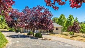 A residential driveway with a house, surrounded by trees with red leaves. - Apple Farm Paradise in Julian (Julian)