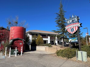 Un bâtiment sur lequel on peut voir une enseigne indiquant « Heroes Restaurant & Bar » et une autre indiquant « CA MTN Bakery ».