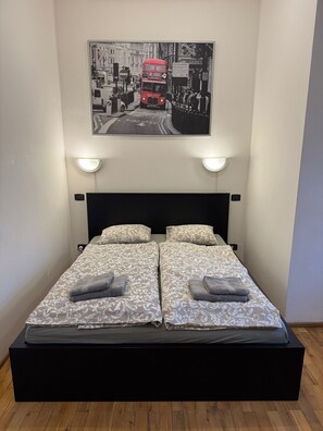 1 dormitorio, tabla de planchar con plancha, wifi y ropa de cama