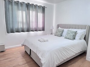 4 bedrooms, iron/ironing board, WiFi, bed sheets