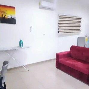 Living area - Chic studio with AC and WiFi in delightful Accra (Accra)