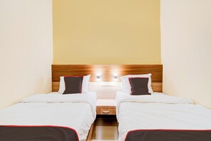 Deluxe Twin Room | Free WiFi, bed sheets - Capital O Pusat Kota Pekanbaru Near Mall Living World Formerly Radja Homestay (Pekanbaru)