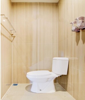 Buồng tắm vòi sen, khăn tắm, xà phòng, dầu gội 