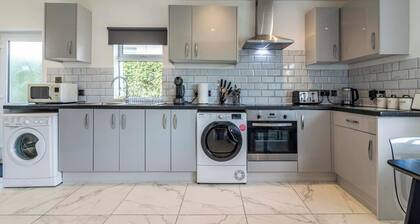 4br-sleeps8-privategarden-freeparking