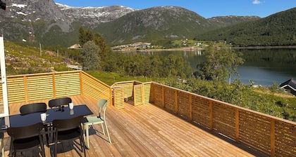 Nesset Fiskfjord. House by the sea with panoramic views, Gateway to Lofoten!