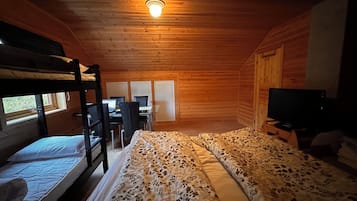 3 makuuhuonetta, työpöytä, silitysrauta/-lauta, vauvan matkasänky