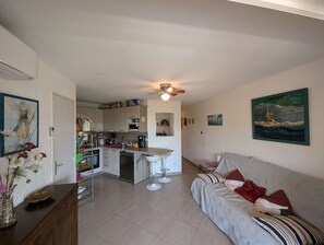 Living area - Swimming pool, air conditioning, 200 m from beaches, ideal for family holidays (SIX FOURS LES PLAGES)