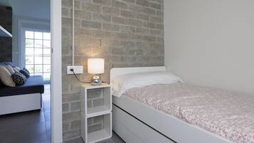 3 slaapkamers, een strijkplank/strijkijzer, internet, beddengoed
