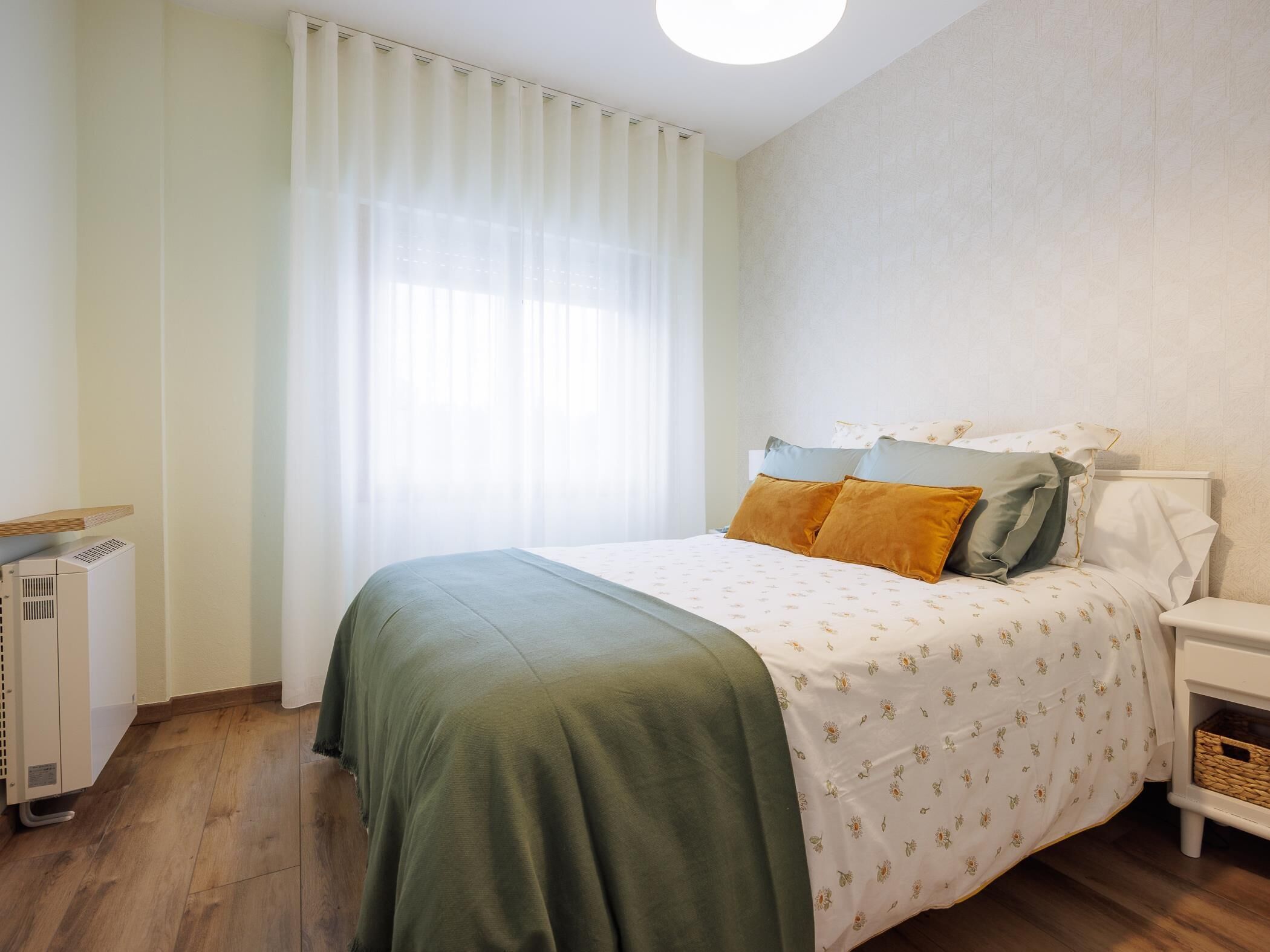4 slaapkamers, een strijkplank/strijkijzer, internet, beddengoed