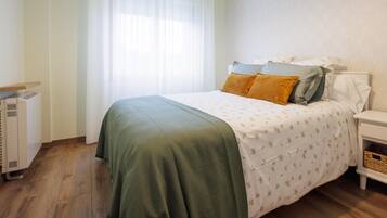 4 slaapkamers, een strijkplank/strijkijzer, internet, beddengoed