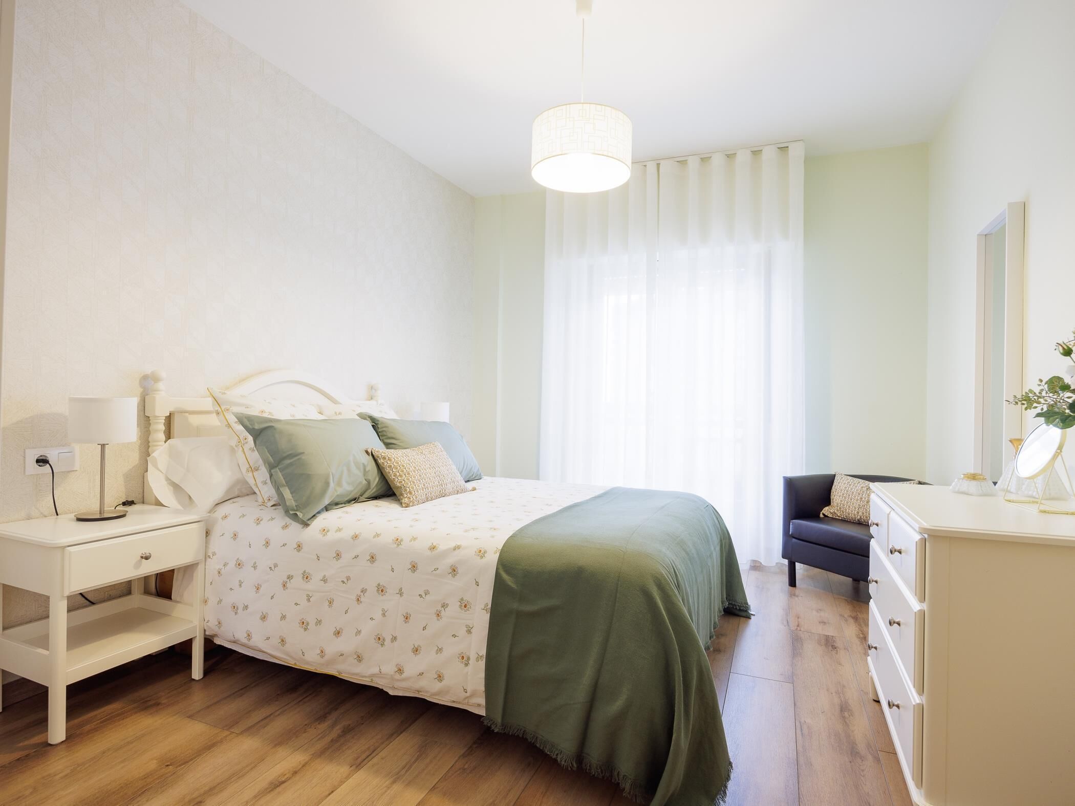 2 habitaciones, tabla de planchar con plancha, internet y ropa de cama 