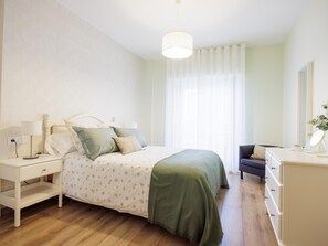 2 soverom, strykejern/-brett, internettilgang og sengetøy