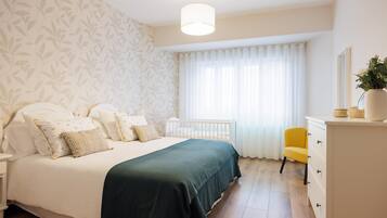 2 slaapkamers, een strijkplank/strijkijzer, internet, beddengoed