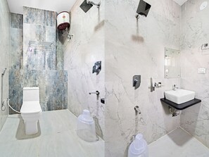 Shower, towels, soap, shampoo - Hotel Sky Land  (Khammam)