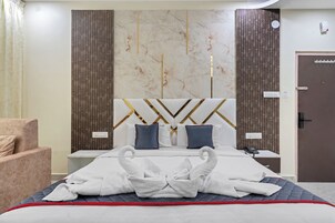 Escritorio, espacio para trabajar con laptop y wifi gratis 