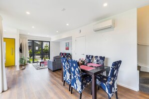 Interior - AKL A/Port 6 km, free car park, spacious & Bright (Auckland)