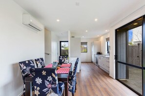 Dining - AKL A/Port 6 km, free car park, spacious & Bright (Auckland)