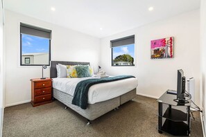 3 bedrooms, desk, iron/ironing board, free WiFi - AKL A/Port 6 km, free car park, spacious & Bright (Auckland)