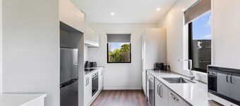 AKL A/Port 6 km, free car park, spacious & Bright