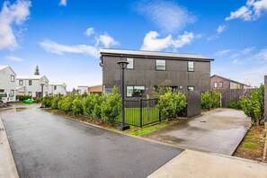 Exterior - AKL A/Port 6 km, free car park, spacious & Bright (Auckland)