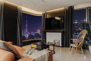 ซีเนียร์อพาร์ทเมนท์, 6 ห้องนอน, อ่างอาบน้ำ, วิวเมือง | ห้องนั่งเล่น