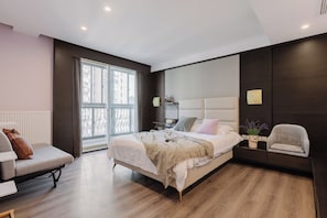 Senior Apartment, 6 Bedrooms, Bathtub, City View