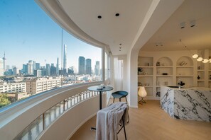 Senior-Apartment, 3 Schlafzimmer, Badewanne, Stadtblick | Wohnzimmer