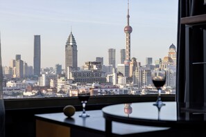 Senior Apartment, 6 Bedrooms, Bathtub, City View | Living room - Book and Bed - Shanghai (Shanghai)