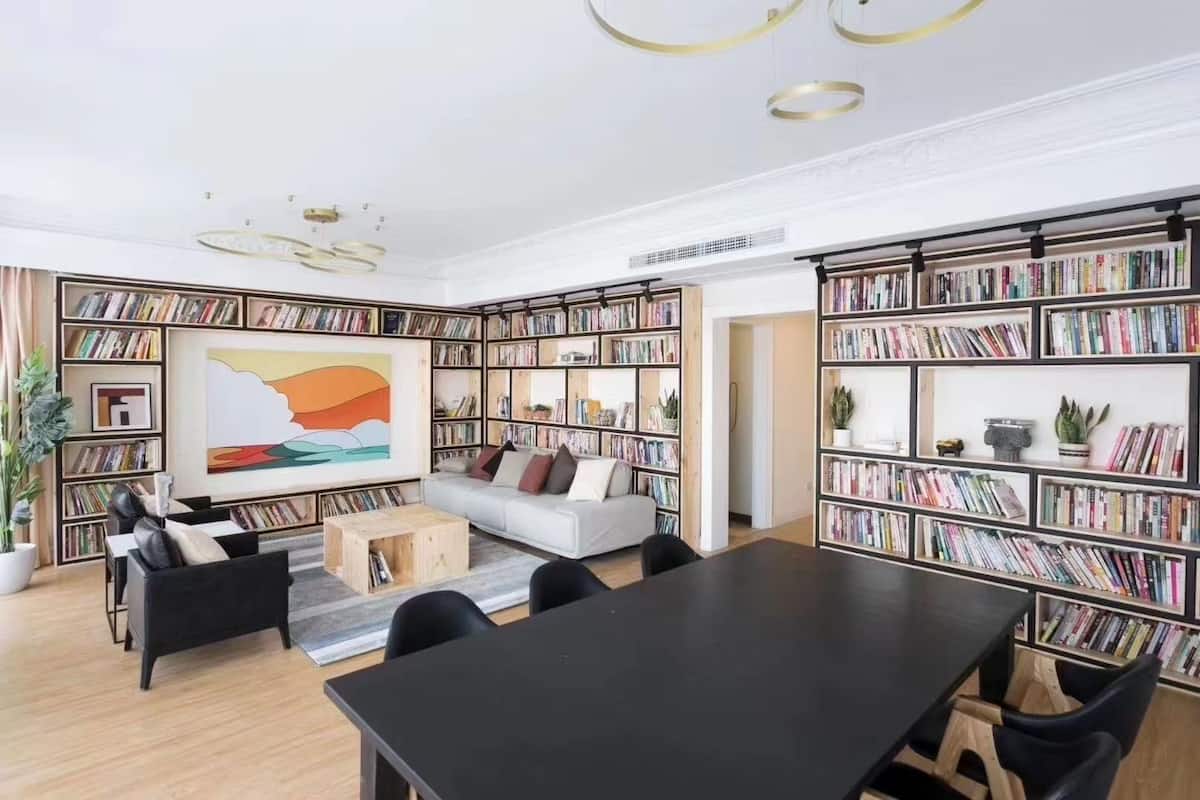 Senior Apartment, 3 Bedrooms, Bathtub, City View | Living room | Flat-screen TV