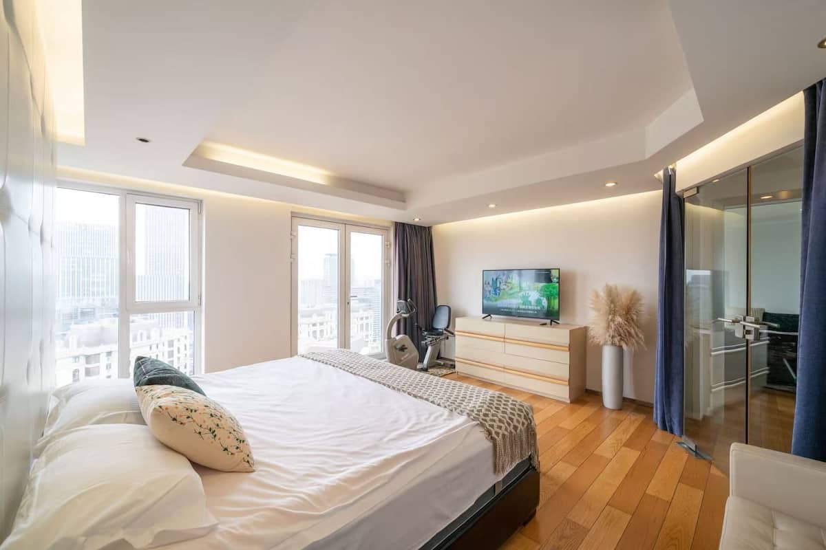 Blackout curtains, WiFi, bed sheets