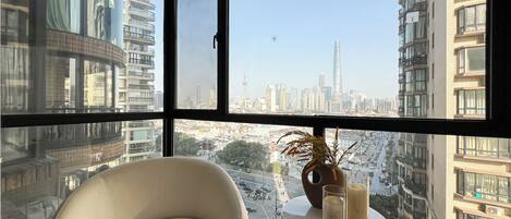 Apartamento conforto, 2 quartos, cozinha, vista para a cidade | Sala de estar