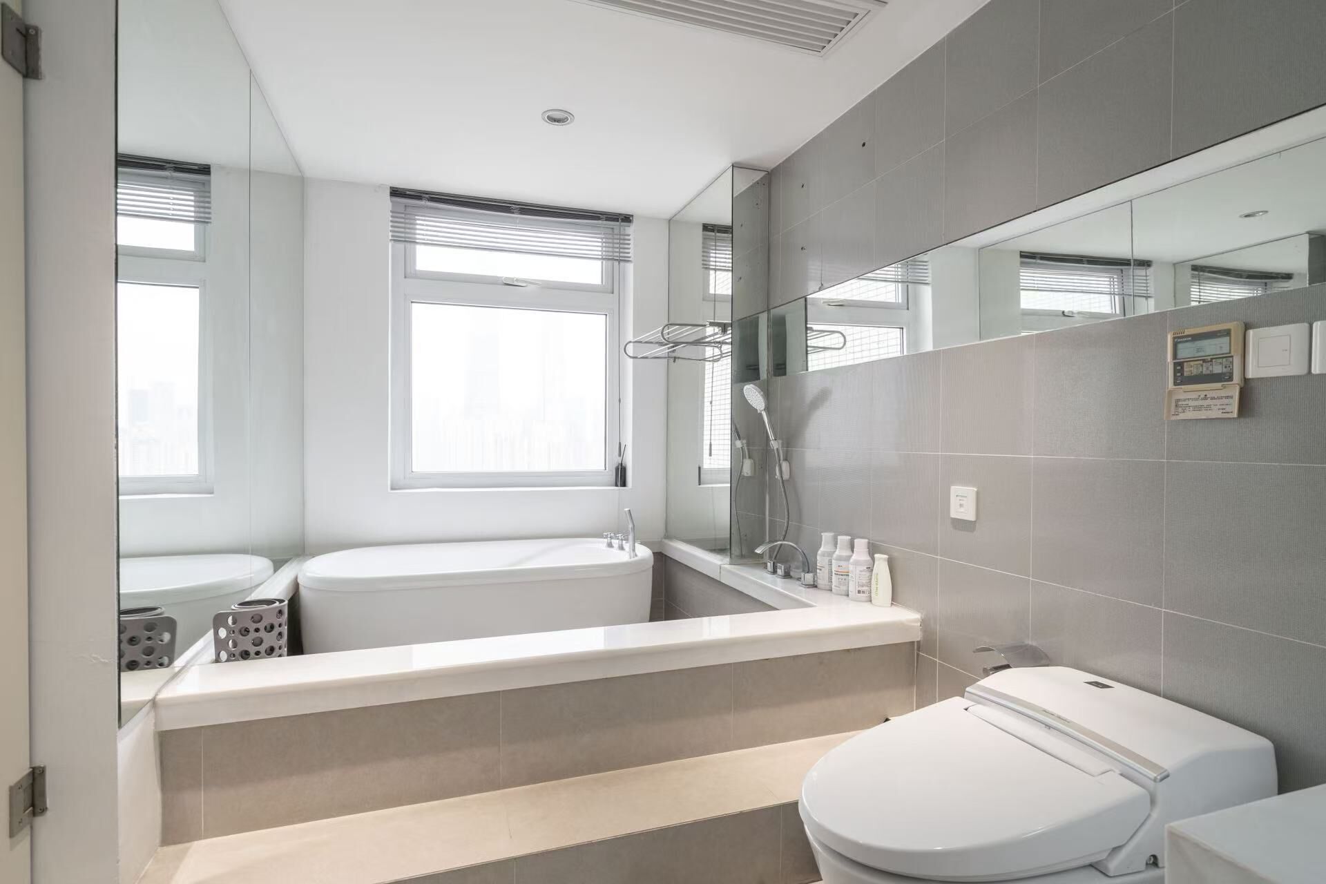 Un baño moderno con bañera, inodoro y ducha.