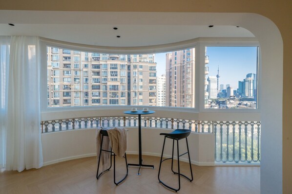 Senior Apartment, 3 Bedrooms, Bathtub, City View | Living room